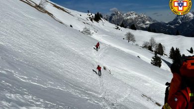 Photo of Esce per una ciaspolata con i cani e resta bloccato dalla neve sul Col di Luna