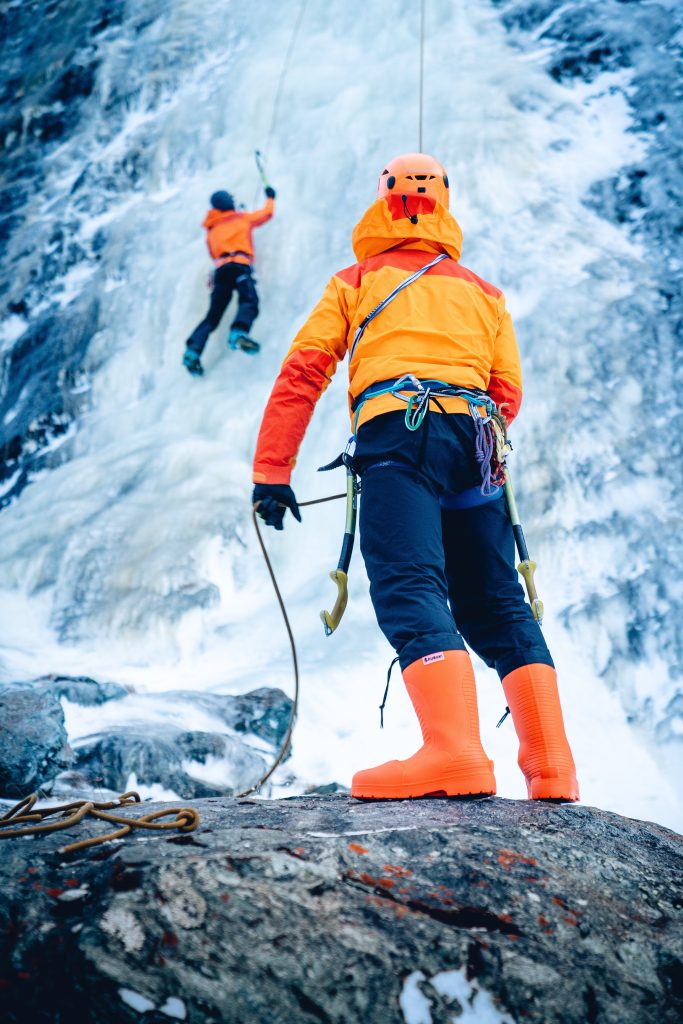 Ice climbing - Foto Unsplash @Johannes Andersson
