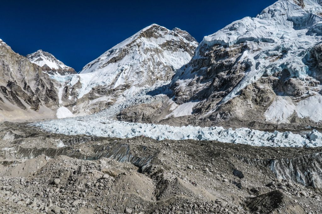 Khumbu glacier - Foto Unsplash @Sebastian Pena Lambarri