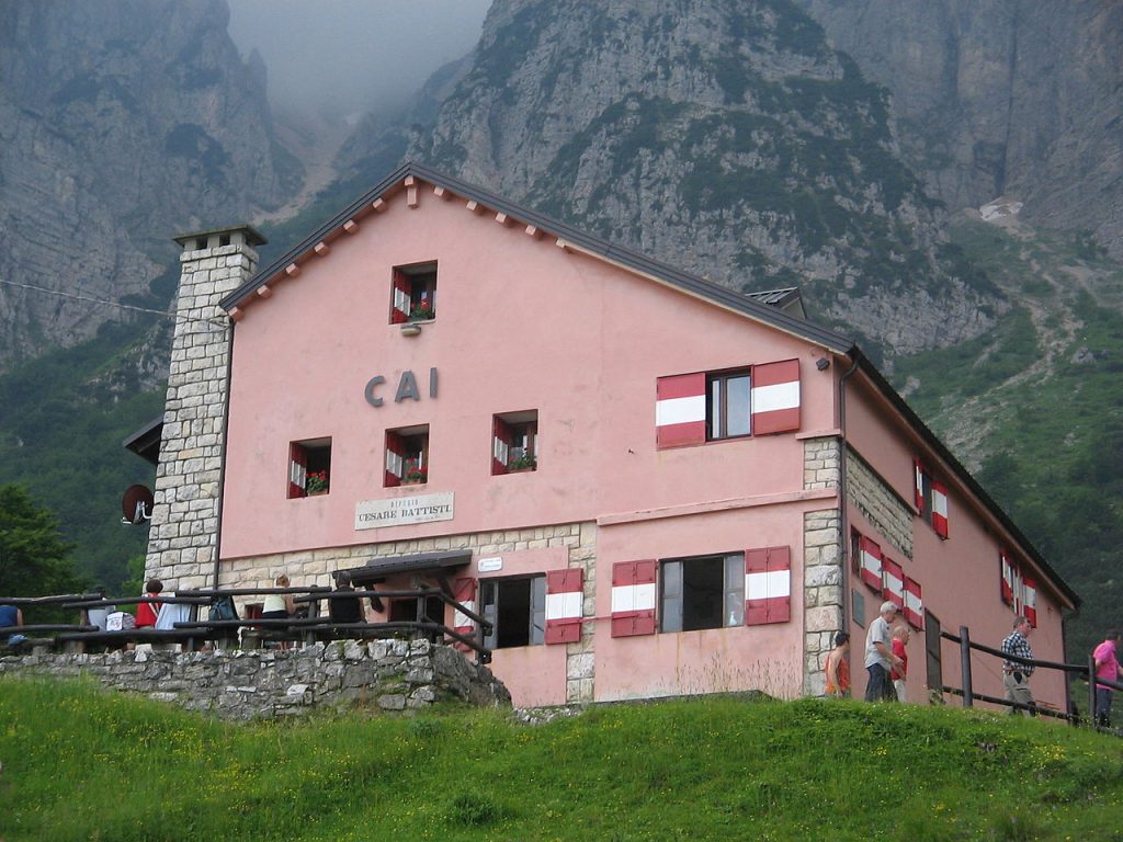 Rifugio Battisti alla Gazza - Foto Wikimedia Commons @Vajo