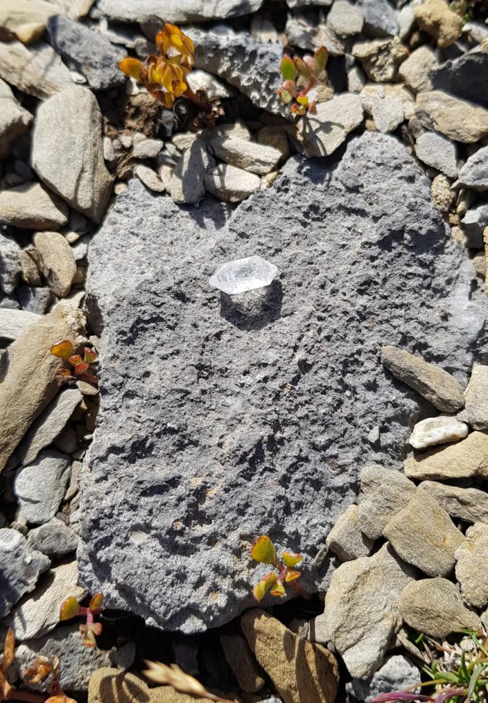 Uno dei 27 cristalli di rocca ritrovati © Archäologischer Dienst del Cantone di Berna, Regula Glatz