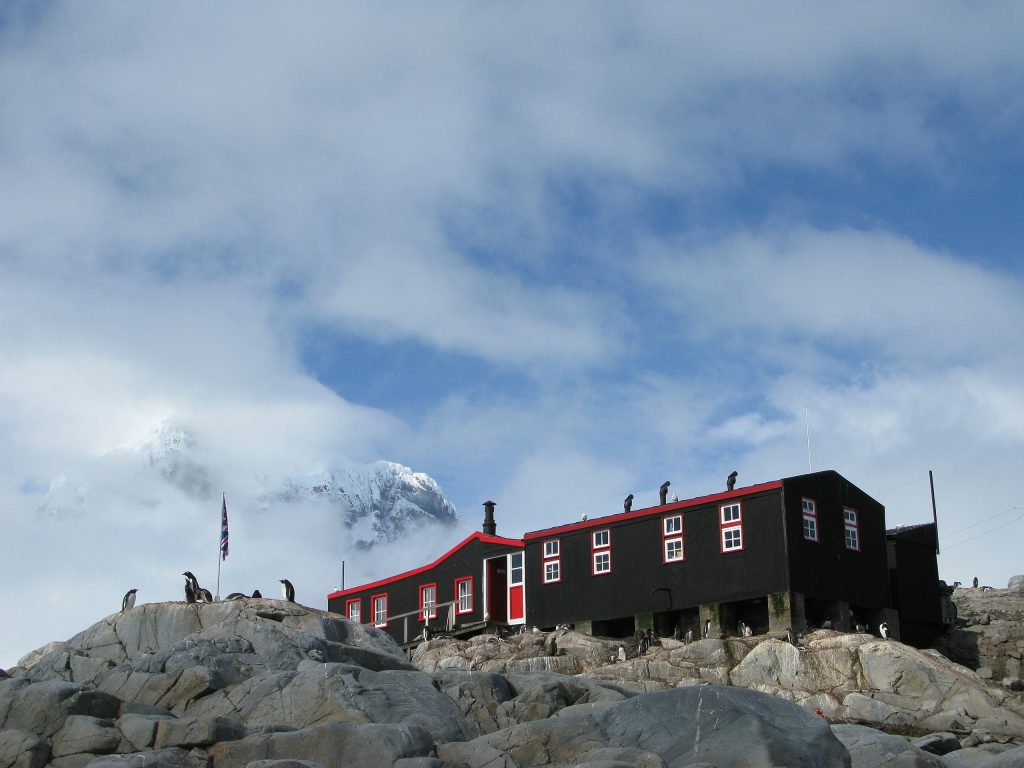 La base di Port Lockroy - Foto Wikimedia Commons @Butterfly voyages - Serge Ouachée