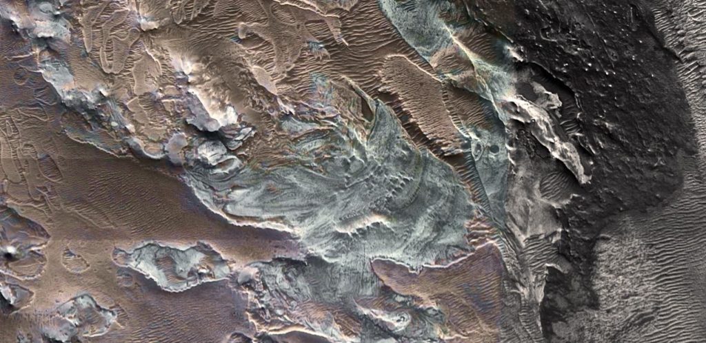 I resti del ghiacciaio (NASA MRO HiRISE e CRISM false color composite. Lee et al. 2023)