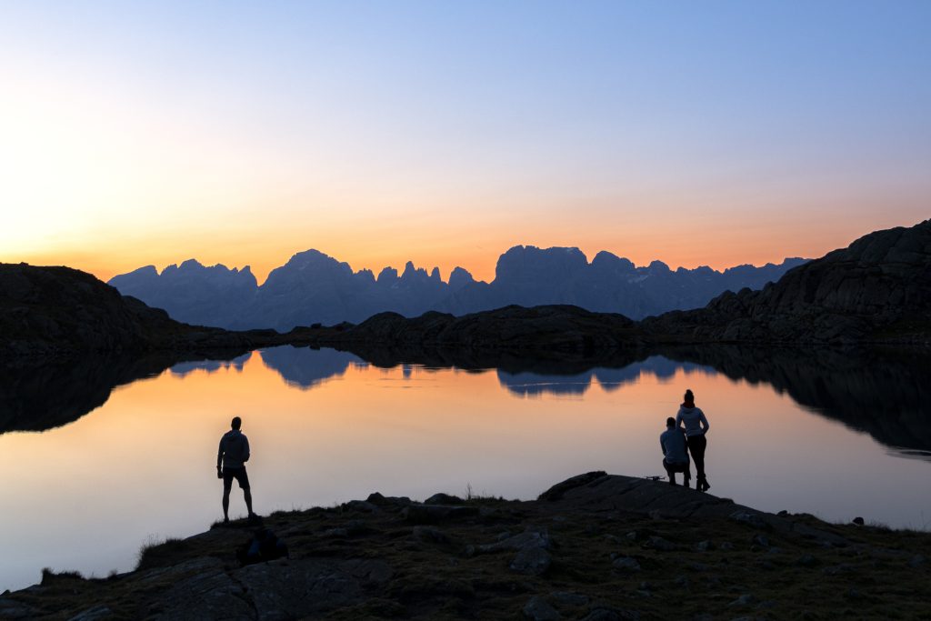 Le Dolomiti di Brenta si specchiano nelle acque del Lago Nero - Foto Roberto Moiola/ClickAlp