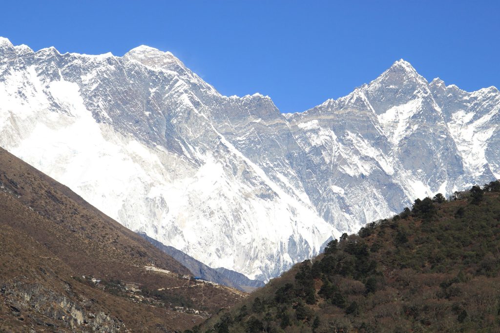 Everest e Lhotse. Foto Wikimedia Commons @Superikonoskop