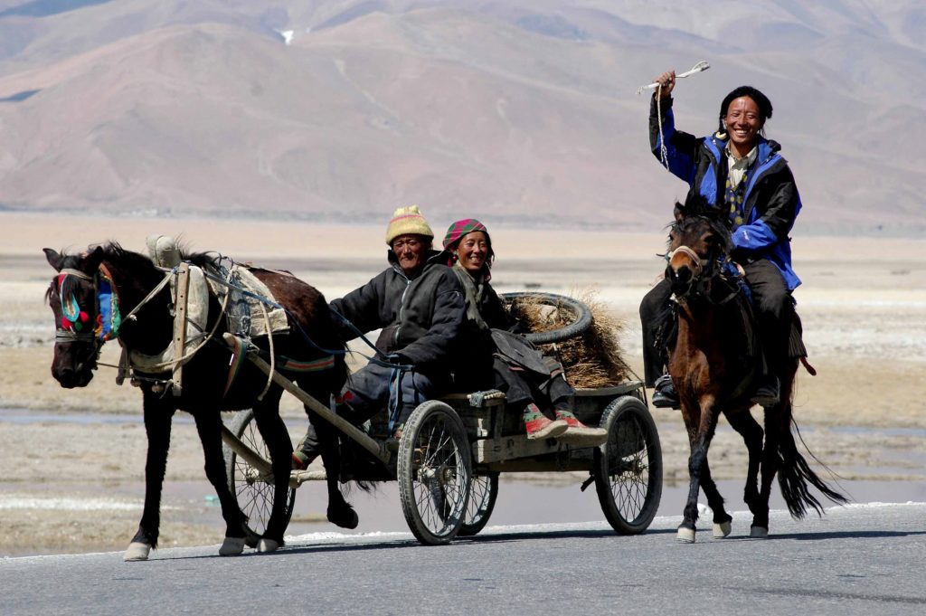 Tingri, tibetani in viaggio -Foto Stefano Ardito