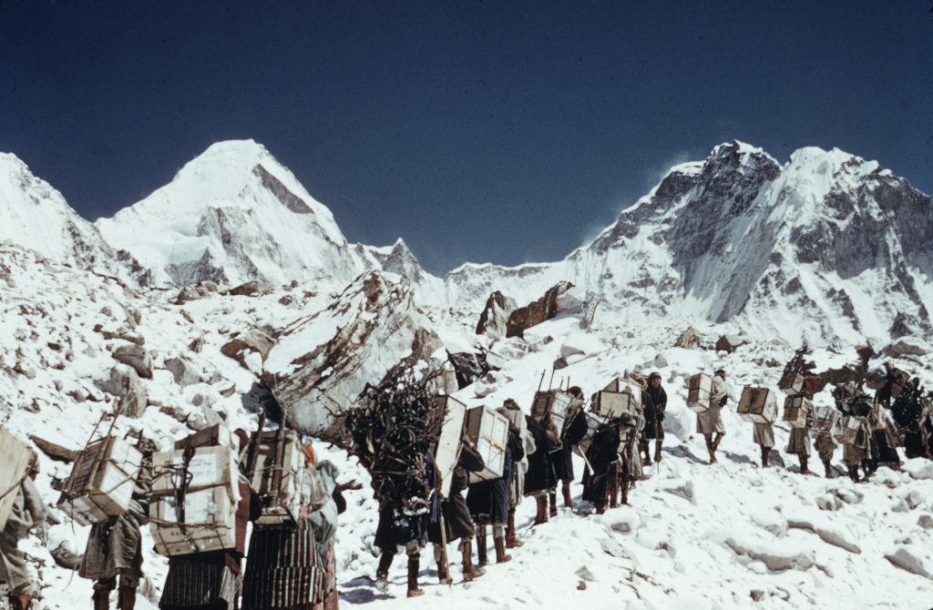 1953, gli Sherpa in cammino verso il campo base dell