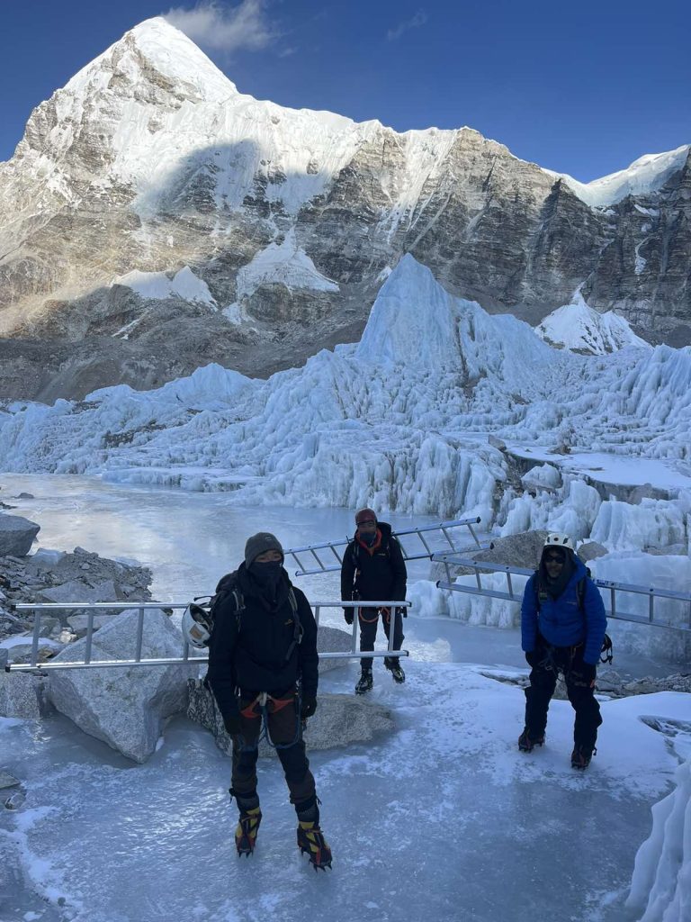 Gli Icefall doctors al lavoro © Sagarmatha Pollution Control Committee