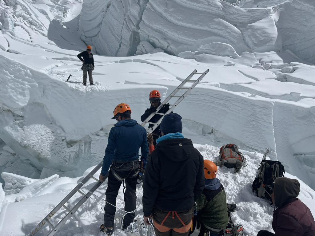 Gli Icefall doctors al lavoro © Sagarmatha Pollution Control Committee