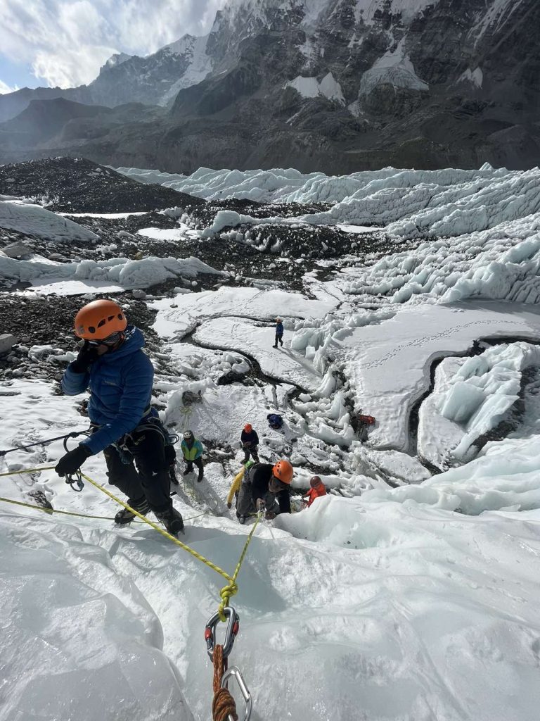 Gli Icefall doctors al lavoro © Sagarmatha Pollution Control Committee 