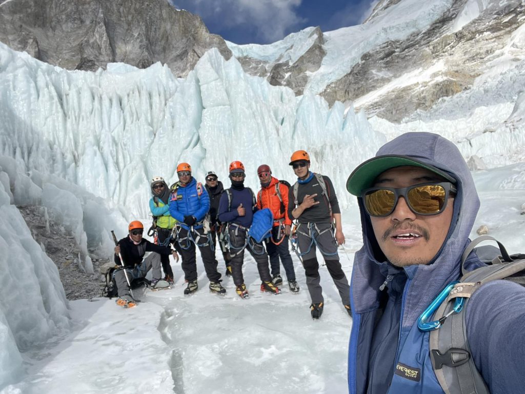 Gli Icefall doctors al lavoro © Sagarmatha Pollution Control Committee 