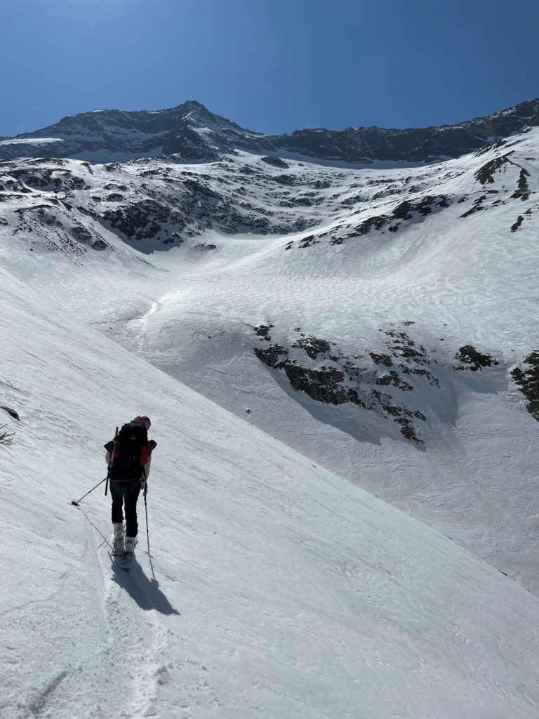 Gli ampi pendii che conducono al Maloja - Foto Michele Comi