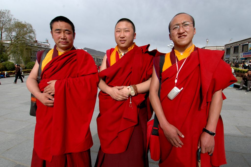 Lhasa, monaci davanti al Jokhang - Foto Stefano Ardito
