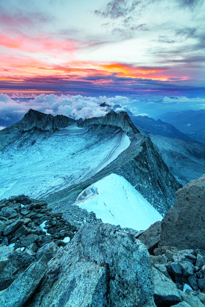 Tramonto sulla Vedretta di Nardis e sulla Cima Vermiglio dalla vetta della Presanella - Foto Giacomo Meneghello/ClickAlps