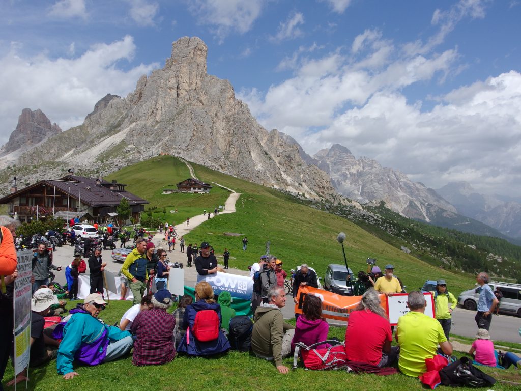 Manifestazione ambientalista a Passo Giau