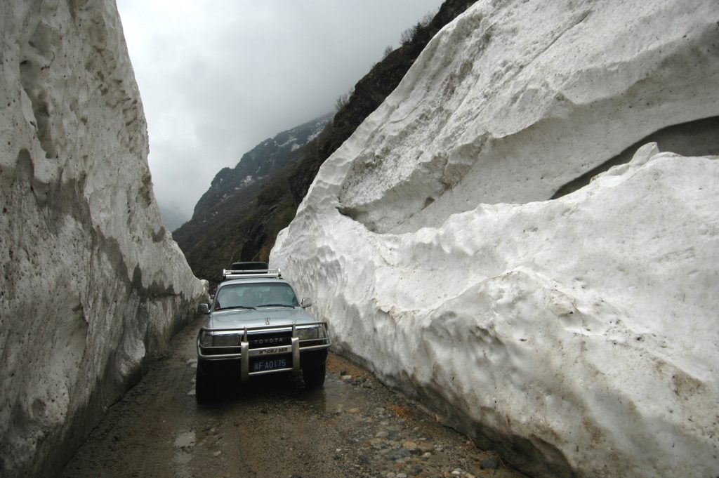 Neve sulla strada tra il confine nepalese e Nyalam - Foto Stefano Ardito