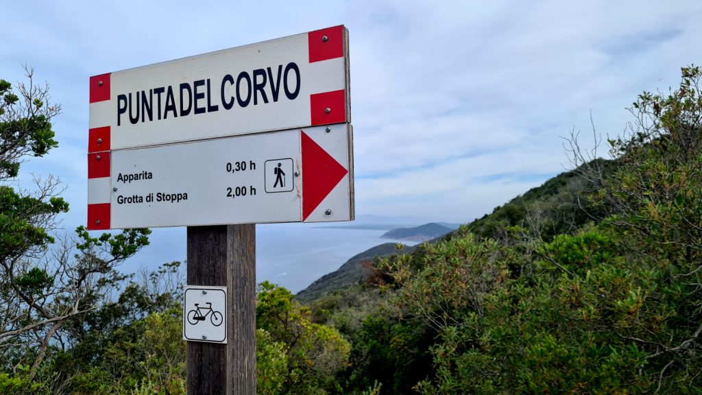 Punta del Corvo, cartello - Foto Stefano Ardito
