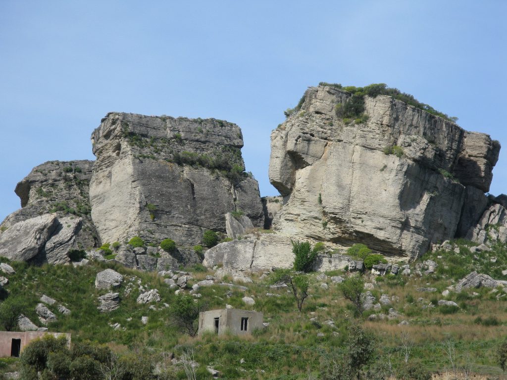 Rocche di Prastarà - Foto Wikimedia Commons @Jacopo Werther