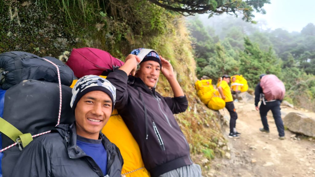 Salita verso Tengboche, portatori - Foto Stefano Ardito