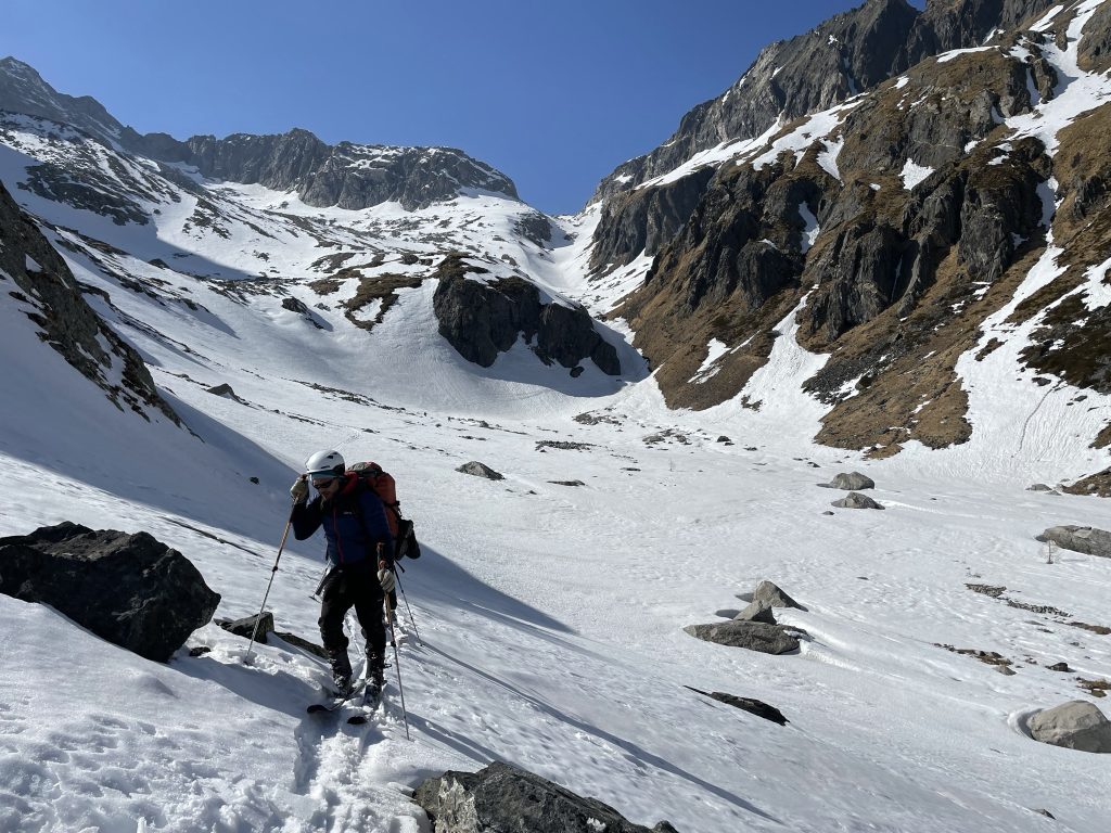 Sella del Forno dal lato Italiano, la Val Bona, Castiglioni muore accostato alle rocce scure poco sotto il passo - Foto Michele Comi