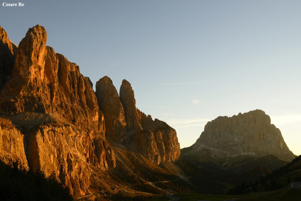 Sella e Sassolungo al tramonto. Foto Cesare Re