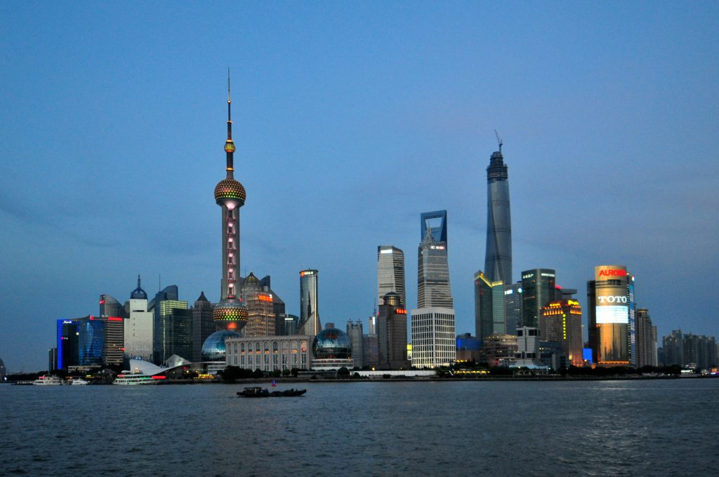 Shanghai, fiume e grattacieli al tramonto - Foto Stefano Ardito