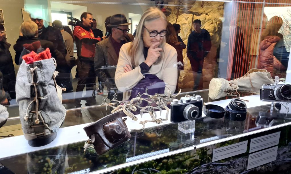 Una vetrina della mostra - Foto Stefano Ardito