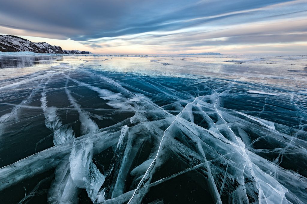 Lago Bajkal - Foto Unsplash @Sergey Pesterev