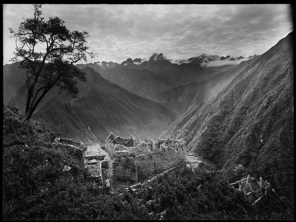 Martín Chambi, Senza titolo (Wiñay Wayna), 1941 circa, stampa fotografica da negativo originale, 50 x 66,4 cm ©Asociación Martín Chambi