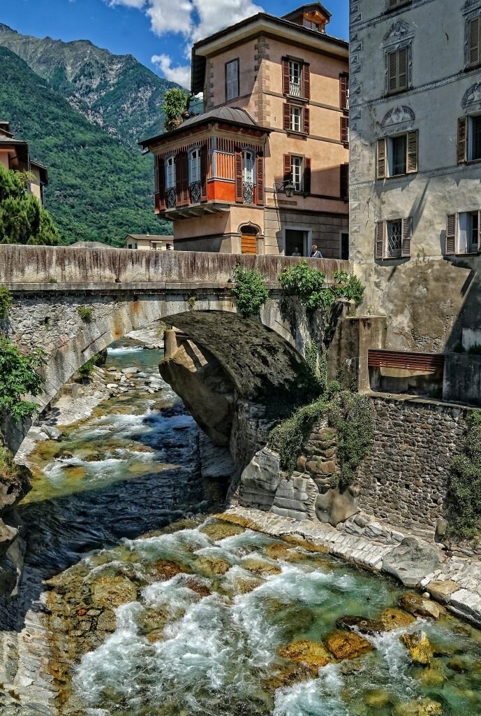 Chiavenna - Foto Unsplash @Ricardo Gomez Angel