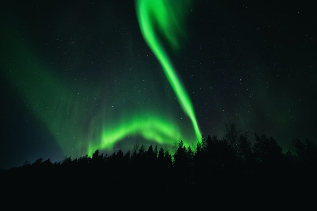 Una "più comune" aurora boreale in Finlandia - Foto Unsplash @Federico Bottos