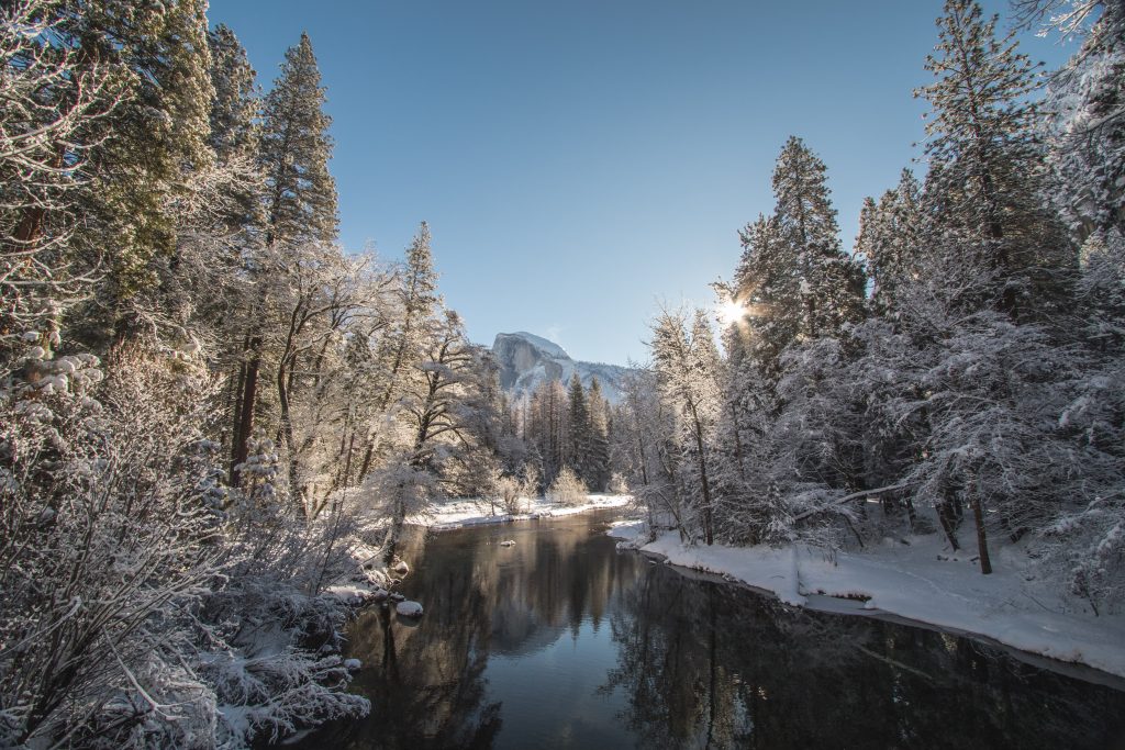 Neve su Yosemite - Foto Unsplash @Jeremy Bishop