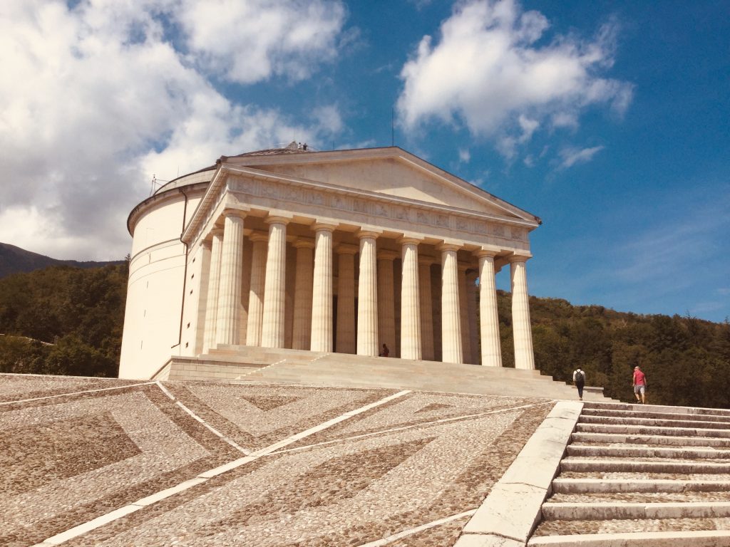 Possagno, Veneto, il tempio del Canova - Foto Unsplash @Luca Cunial