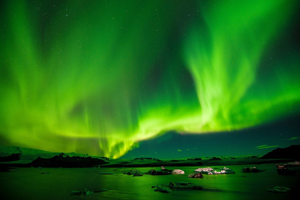 Una "più comune" aurora boreale in Islanda - Foto Unsplash @v2osk