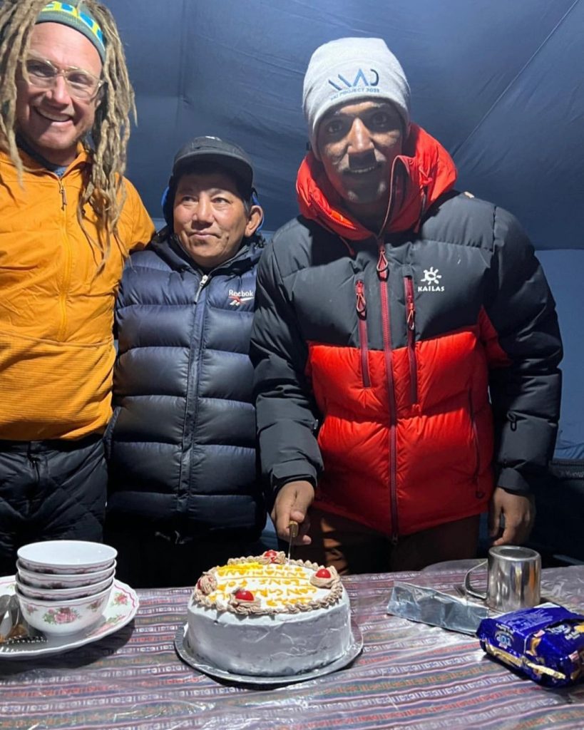 Festeggiamenti post vetta - Photo Courtesy of Team Ali Sadpara