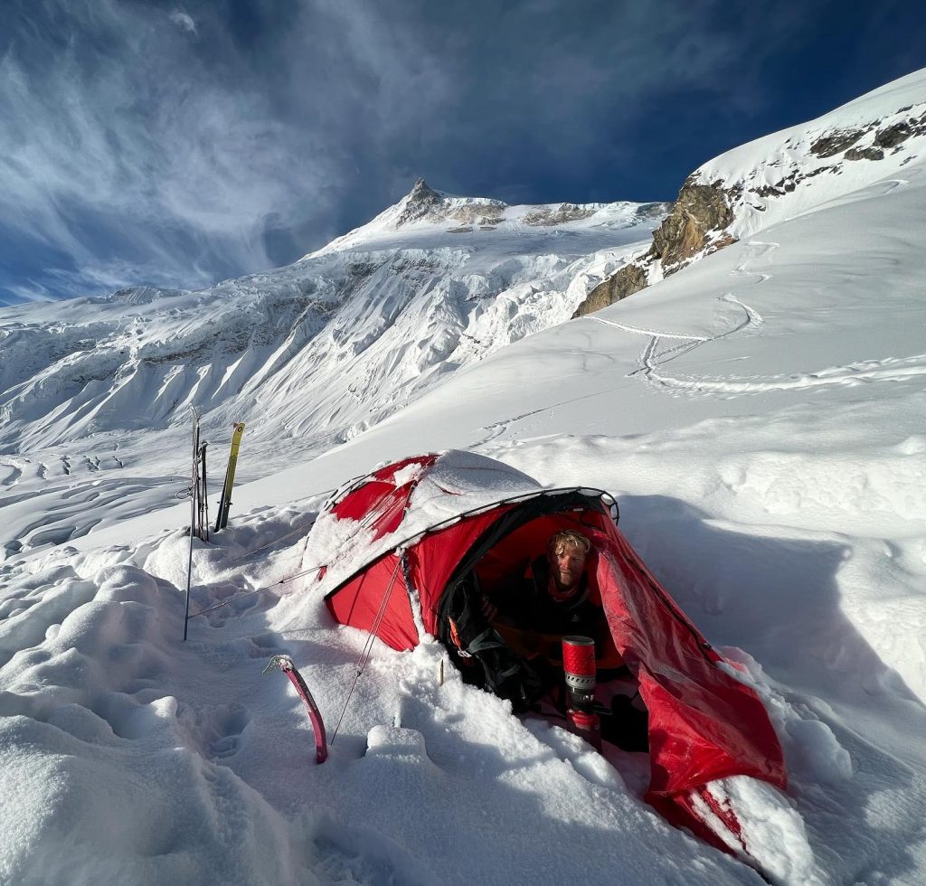 Uno scatto durante le prime rotazioni sul Manaslu in compagnia di Matthias Koenig - Foto Felix Berg via Summit Travel FB Page