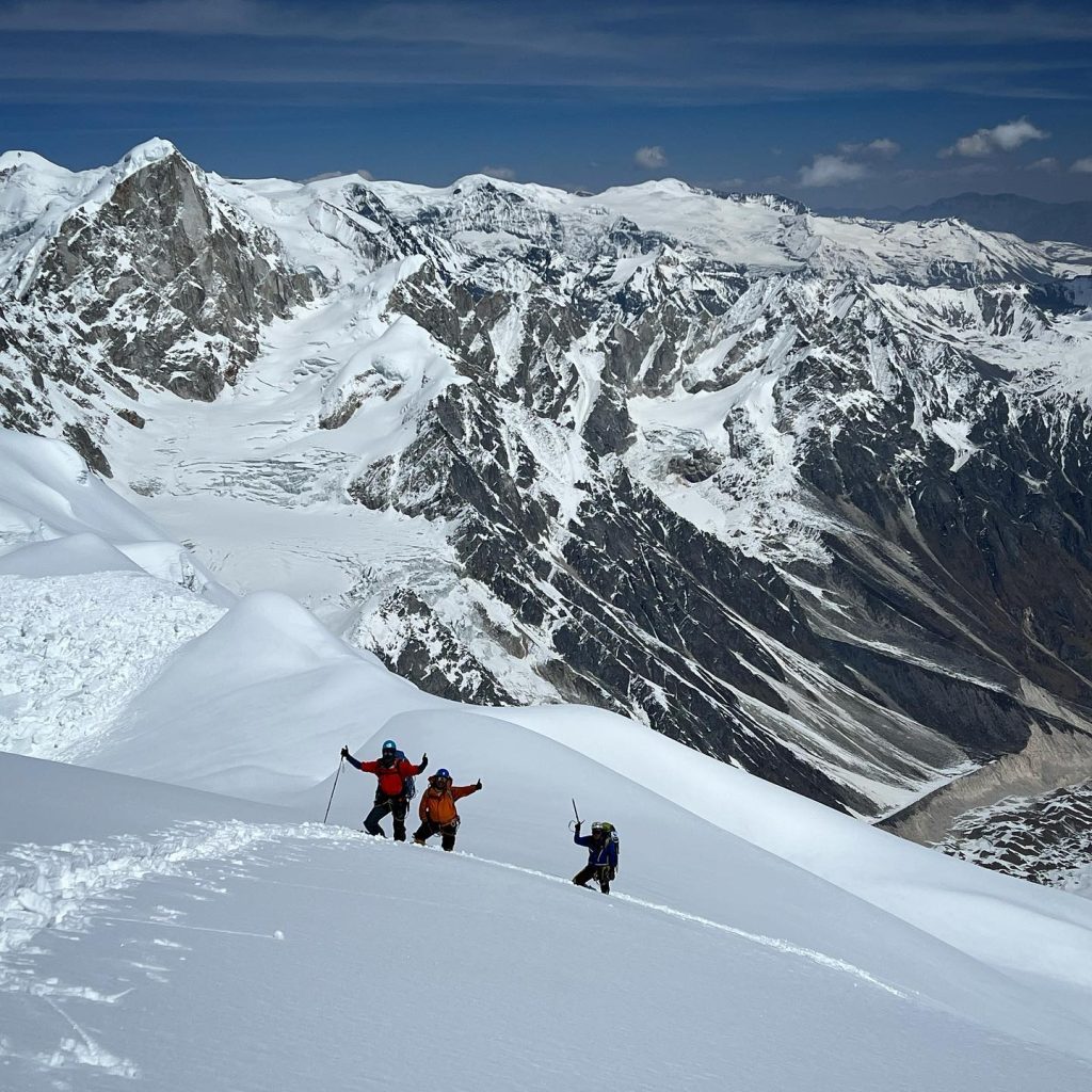 Il gruppo di alpinisti giapponesi accompagnati dagli Sherpa incontrati in salita - Foto Felix Berg via Summit Travel FB Page