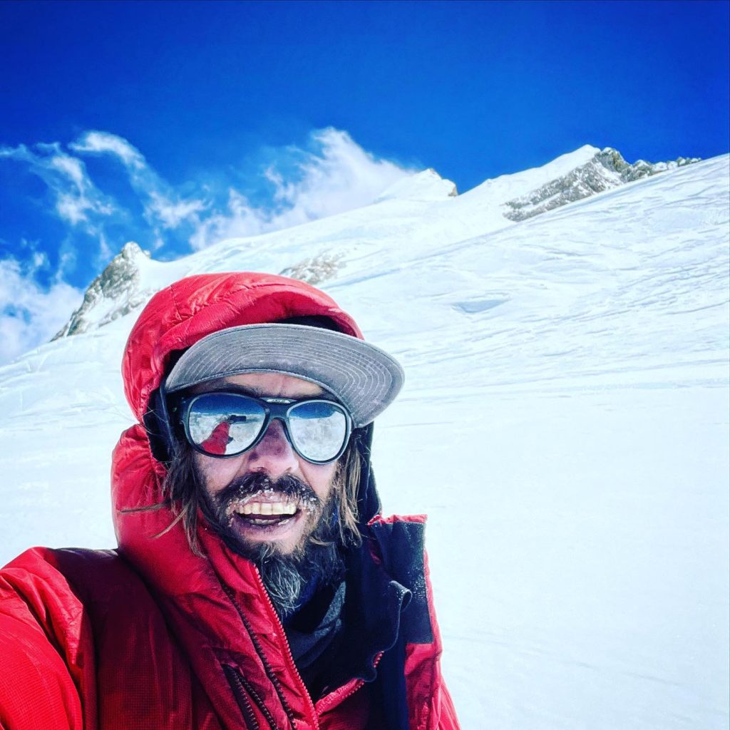 Alle spalle di Felix Berg il Manaslu Foto Felix Berg via Summit Travel FB Page