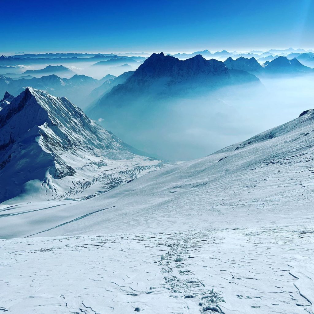 In salita verso la vetta - Foto Felix Berg via Summit Travel FB Page