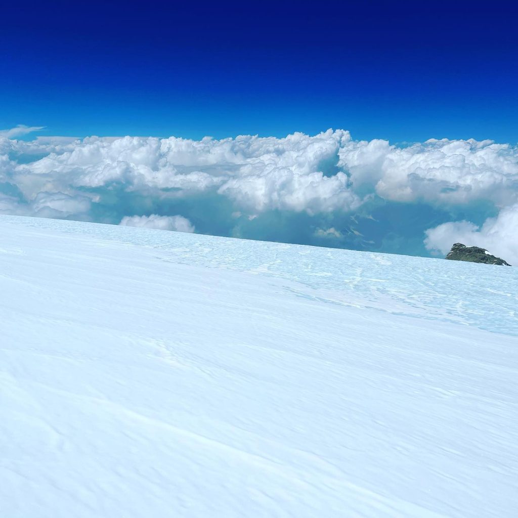 Affioramento roccioso sul plateau - Foto Felix Berg via Summit Travel FB Page