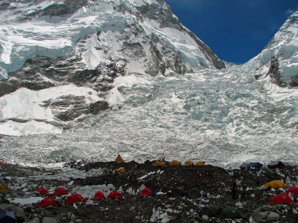 La Khumbu icefall, tra campo base e C1 - Foto Wikimedia Commons @McKay Savage