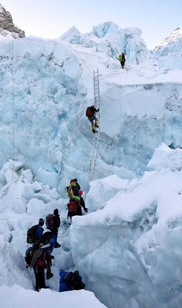Alpinisti sulla Khumbu icefall - Foto ANSA EPA/PHURBA TENJING SHERPA / HANDOUT