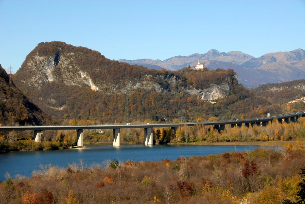 Lago di Cavazzo. Foto Wikimedia Commons @Johann Jaritz