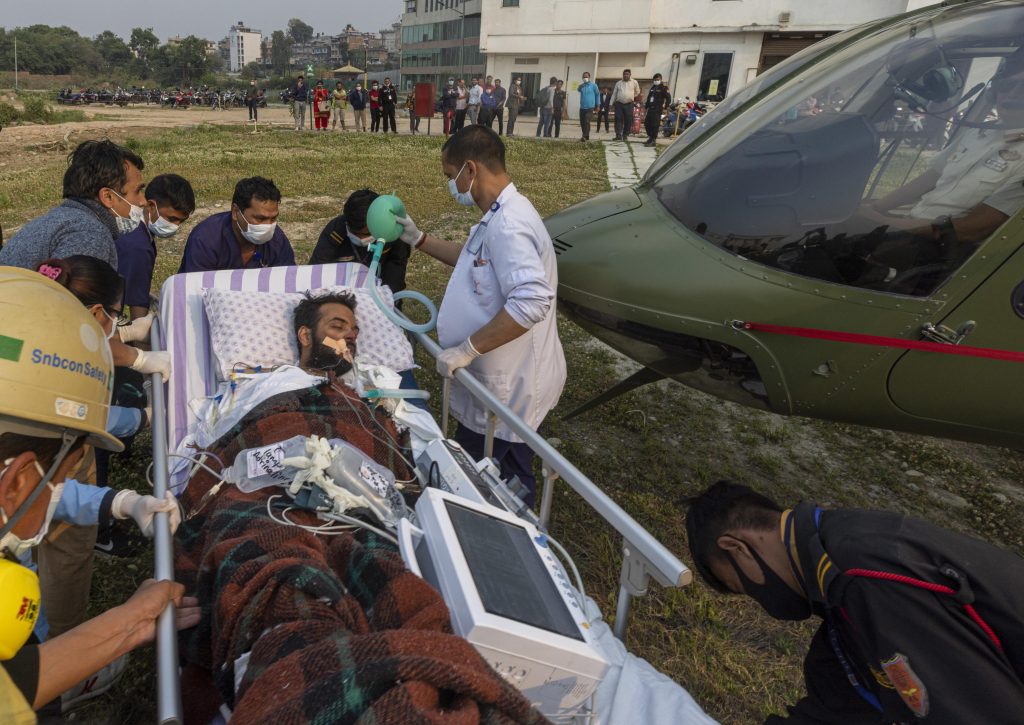 Anurag Maloo trasportato in ospedale. Foto ANSA EPA/NARENDRA SHRESTHA