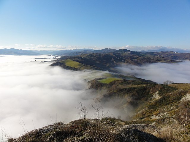 Monte Battaglia dalla Vena del Gesso. Foto Wikimedia Commons @ildirettore