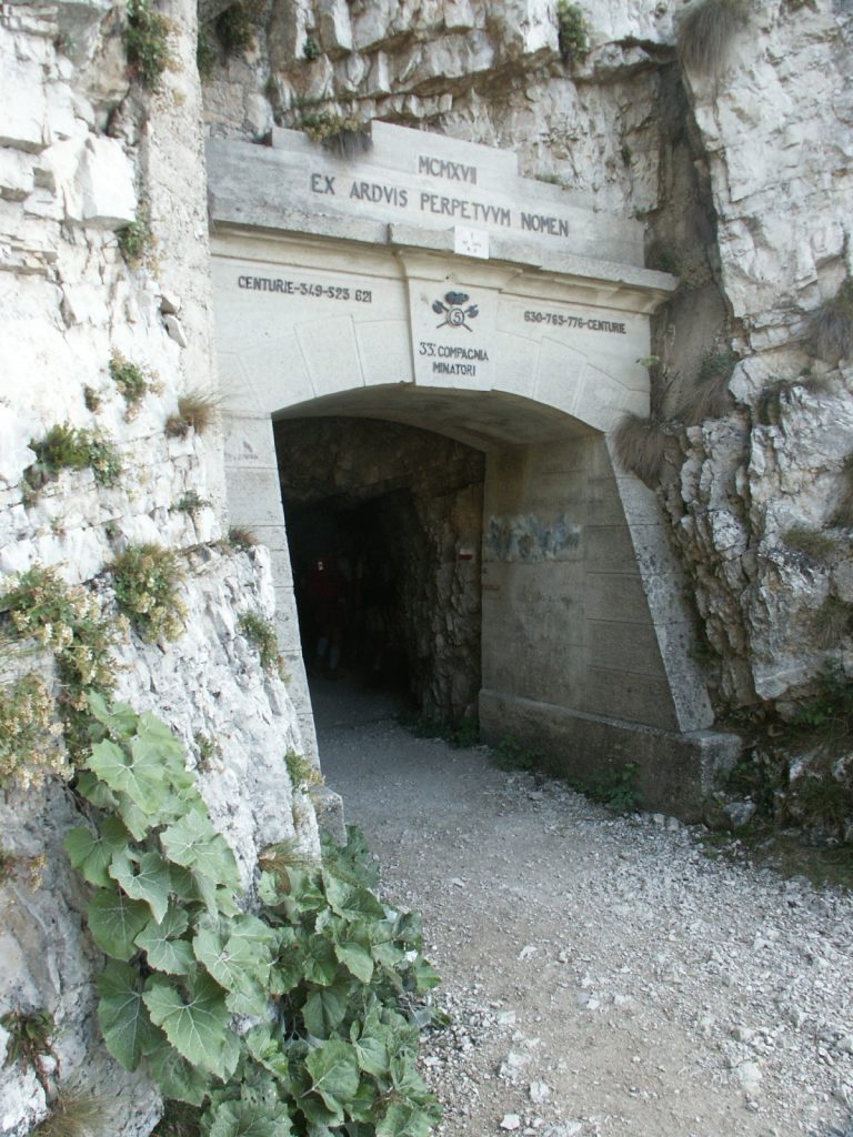 Inizio Strada delle 52 Gallerie - Foto Wikimedia Commons @Aplasia