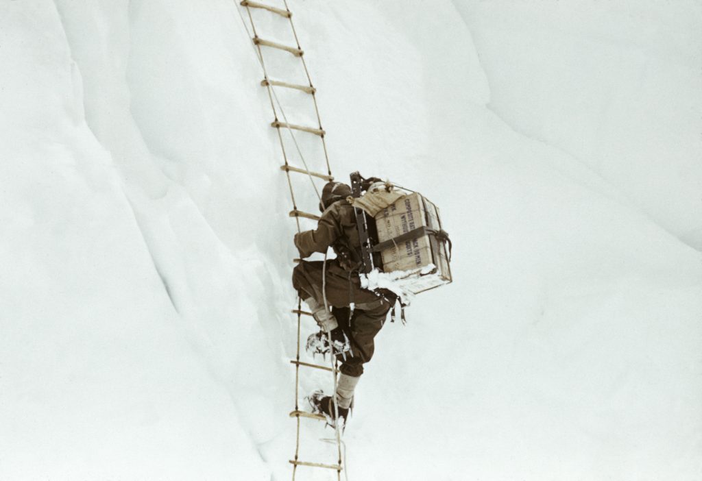 Uno Sherpa sulla Icefall in uno scatto del 1953 (Photo by Alfred Gregory/Royal Geographical Society via Getty Images)