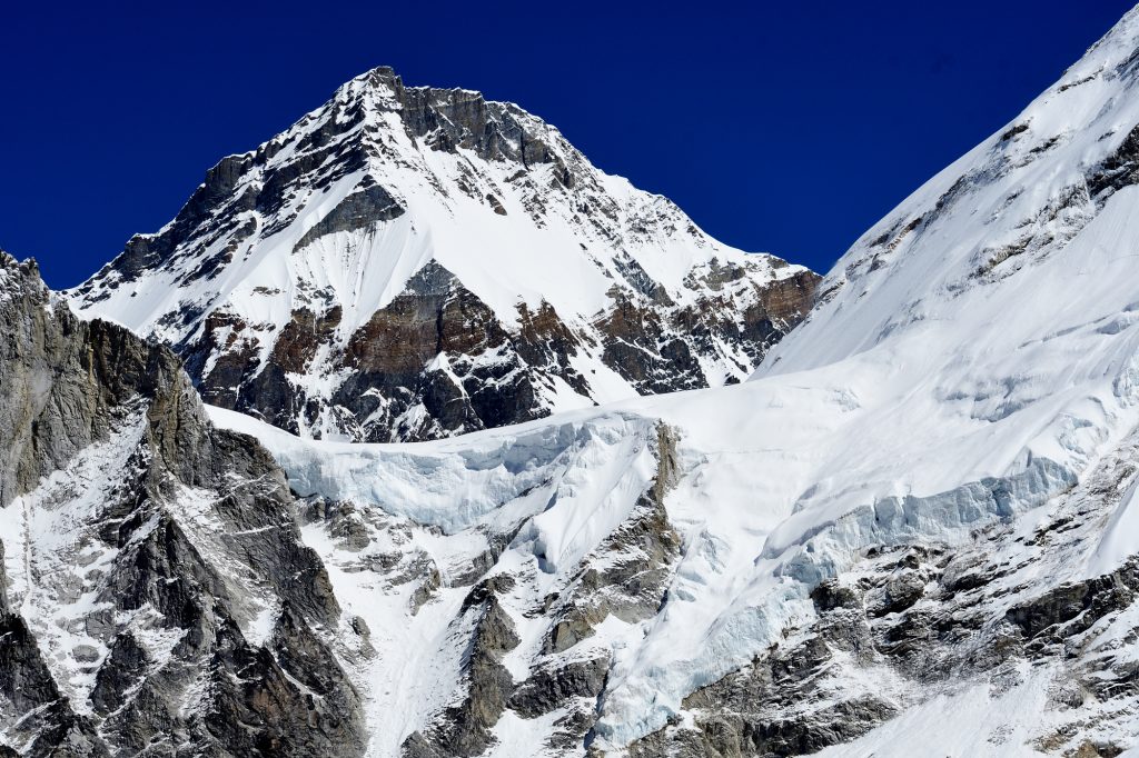 Il Changtse (o Cima Nord, 7543 m) e il Lho La (6006 m) dal campo-base nepalese - Foto Archivio Stefano Ardito
