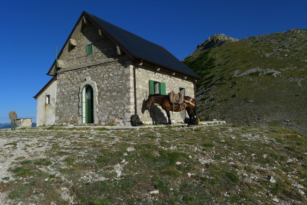 Il rifugio di Forca Resuni. Foto Stefano Ardito