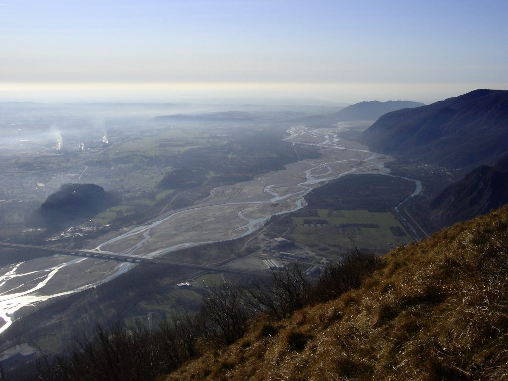 Il Tagliamento dal monte Brancot. Foto Wikimedia Commons @Diego Cruciat